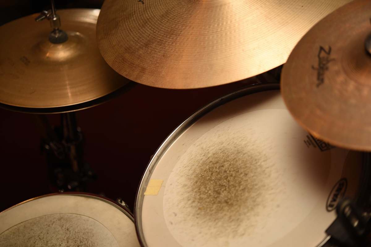 Gros plan sur les cymbales et la caisse claire